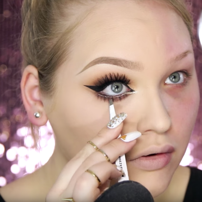 girl putting on makeup